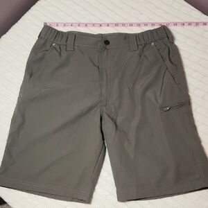 Men's 34 Wrangler Cargo Shorts in Grayish Green